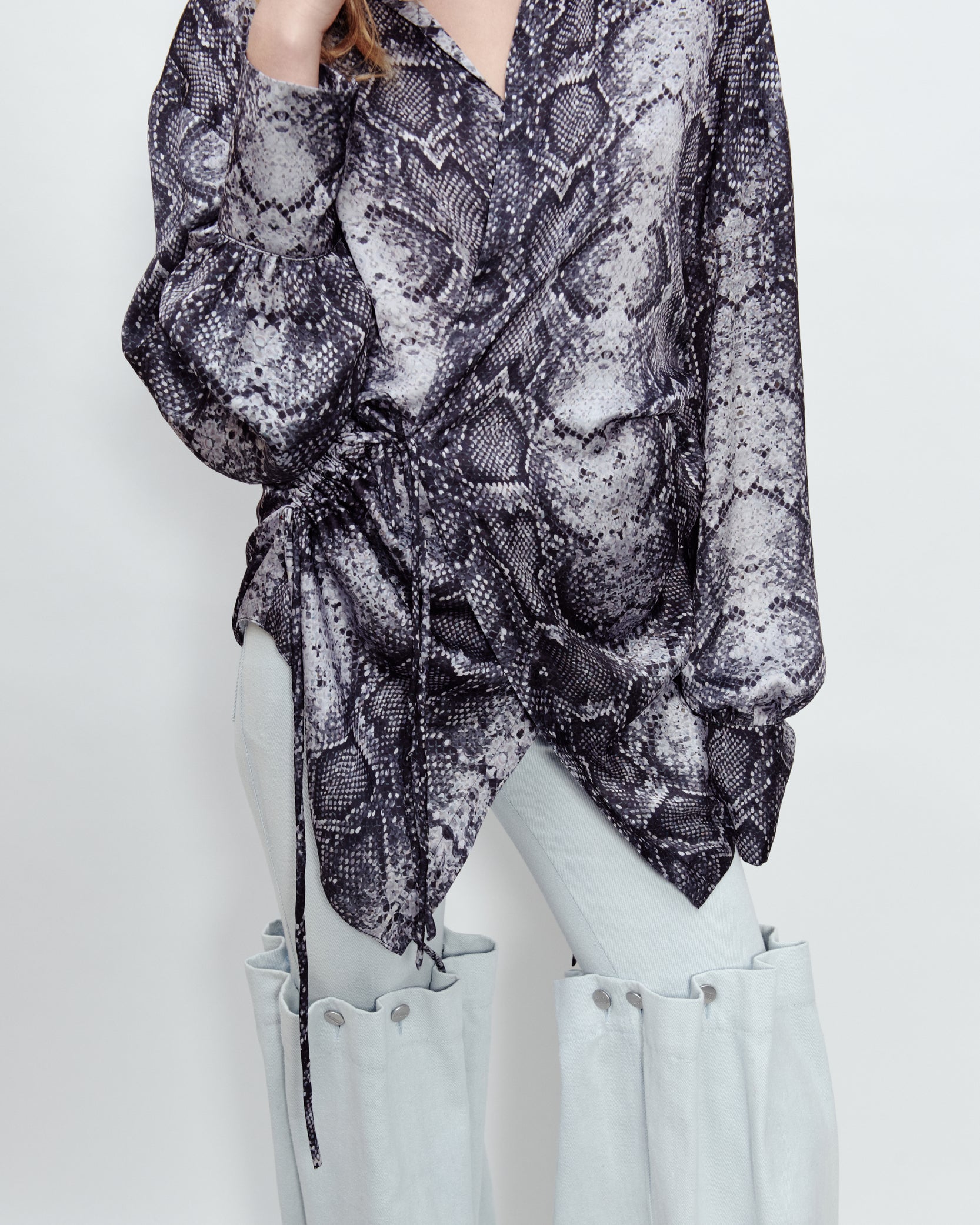 SNAKE PRINT WRAP SHIRT