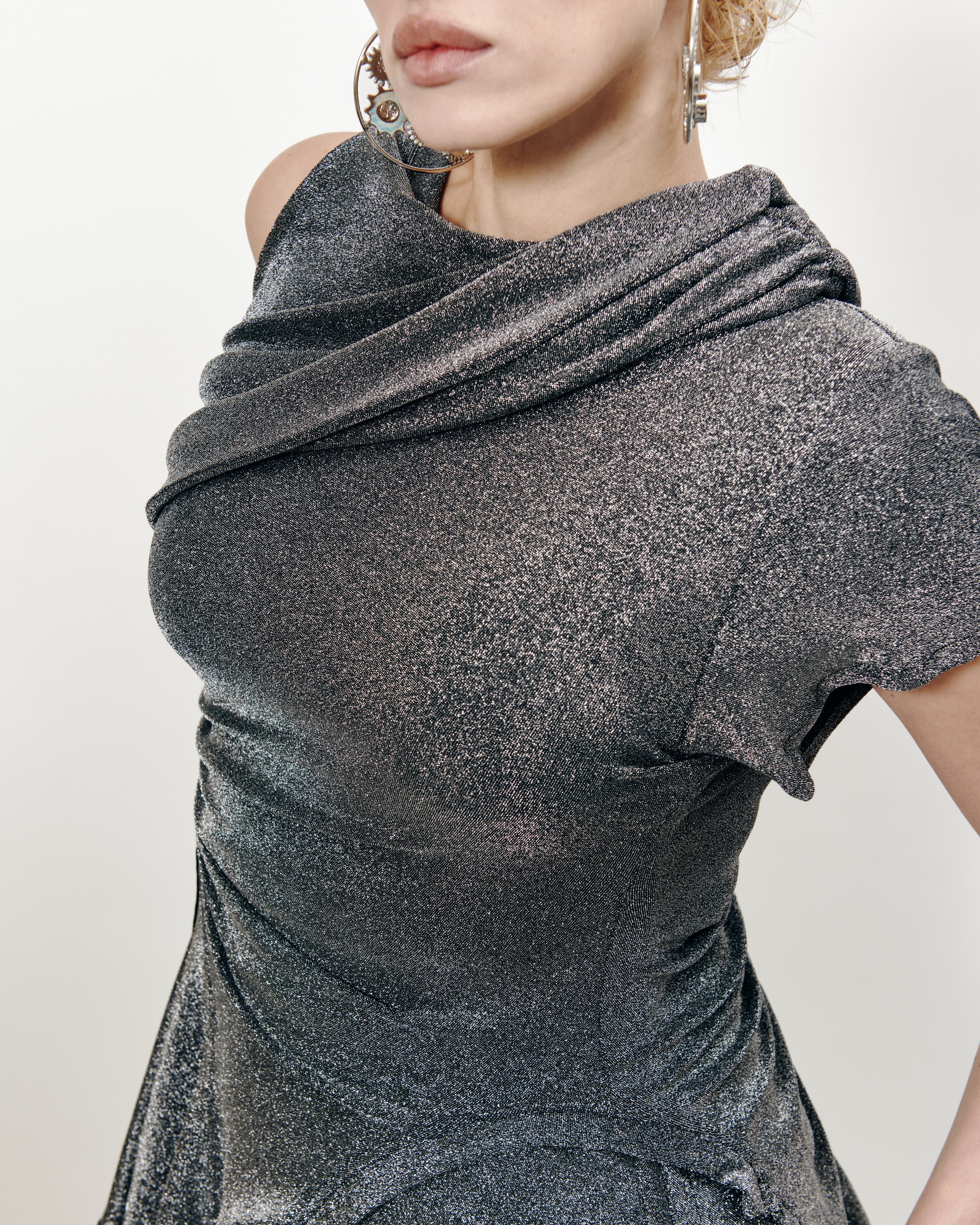 ROBE COURTE ASYMÉTRIQUE