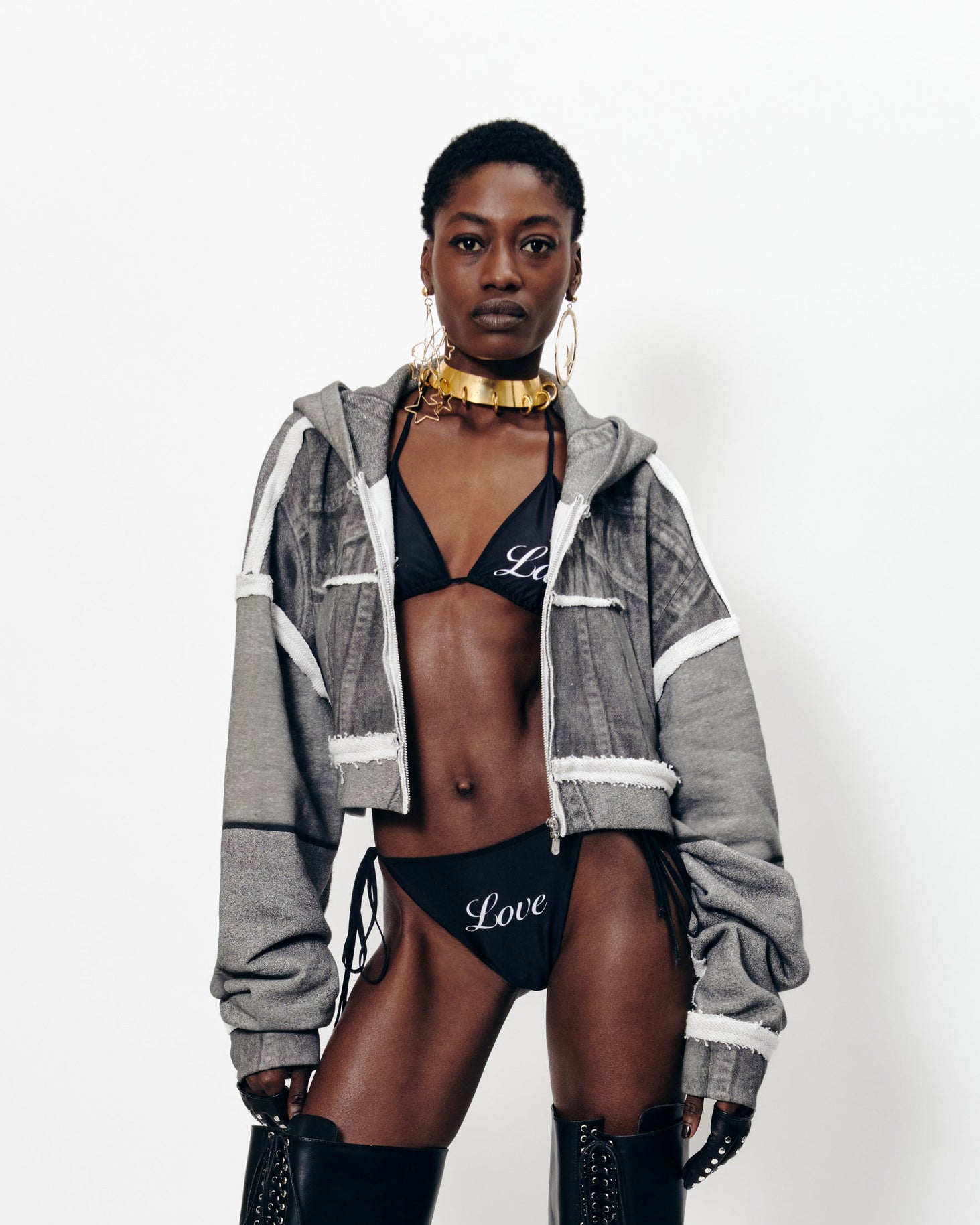SUDADERA CON CAPUCHA ESTAMPADA Y CREMALLERA