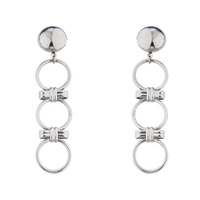 DANS UNE PIÈGE BOUCLES D'OREILLES