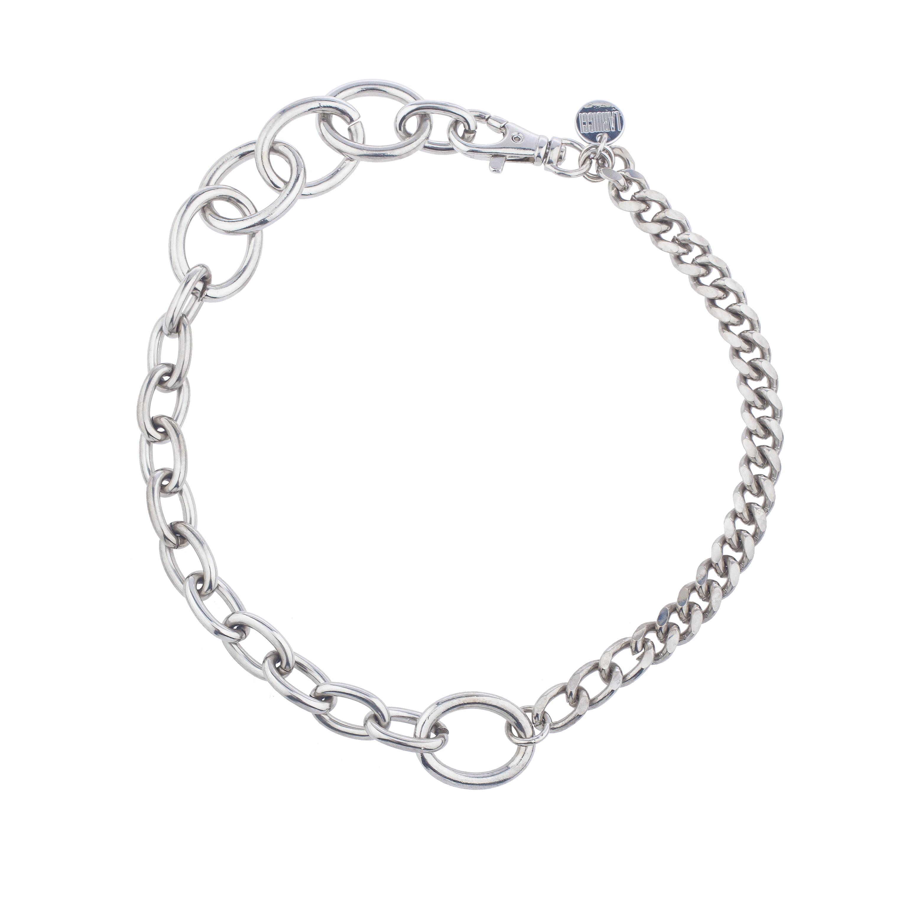 Dans un collier ras-du-cou